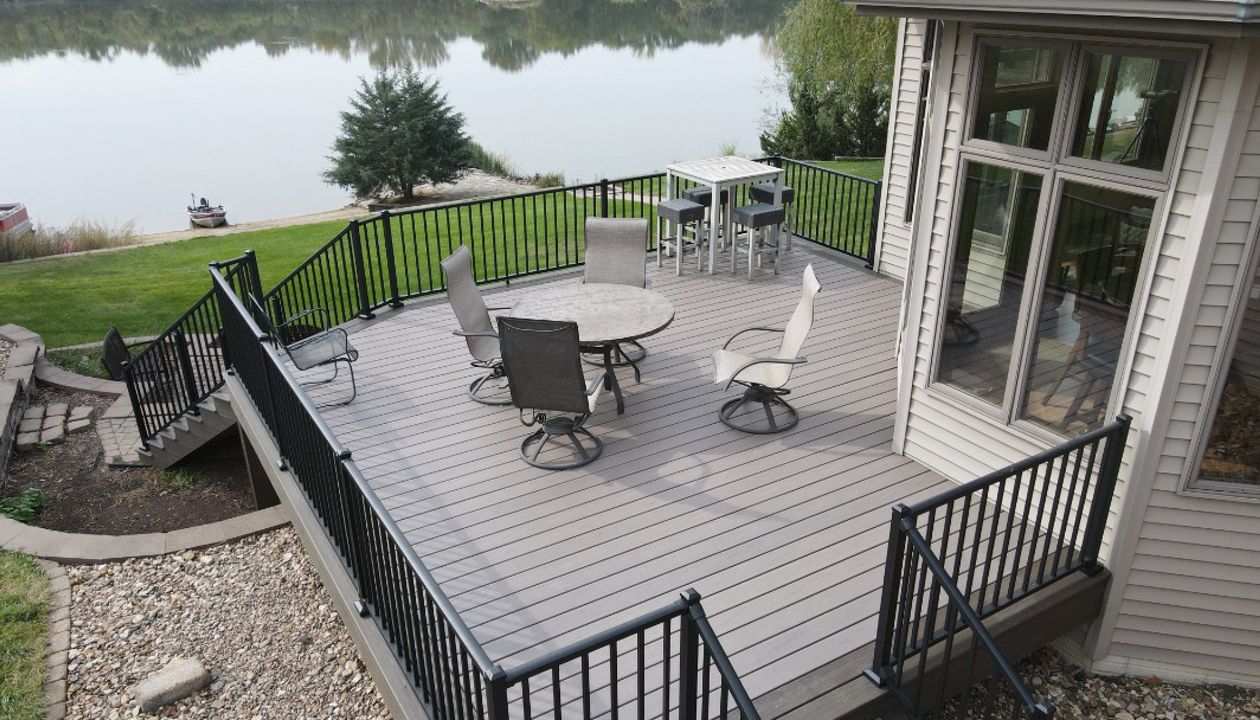 Trex Transcend Lineage Biscayne with Coastal Bluff border and fascia