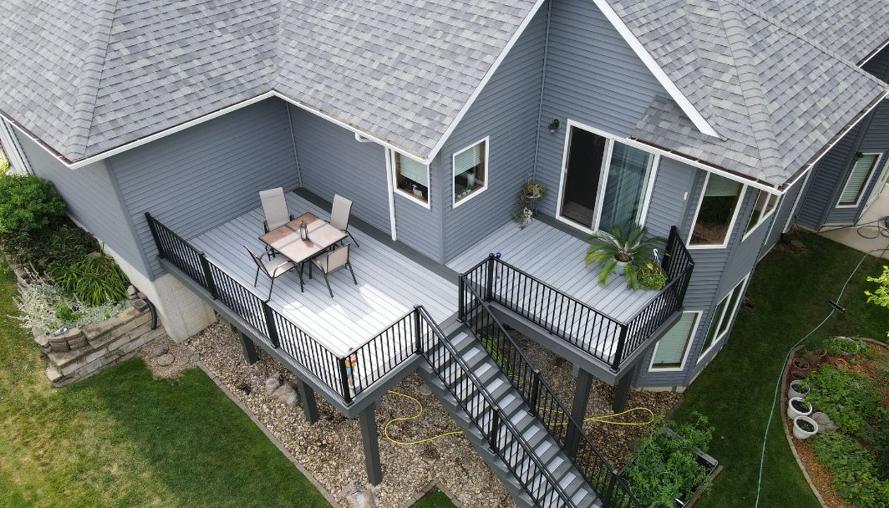 Trex Enhanced Foggy Wharf with Clam Shell border and black Trex Signature railing