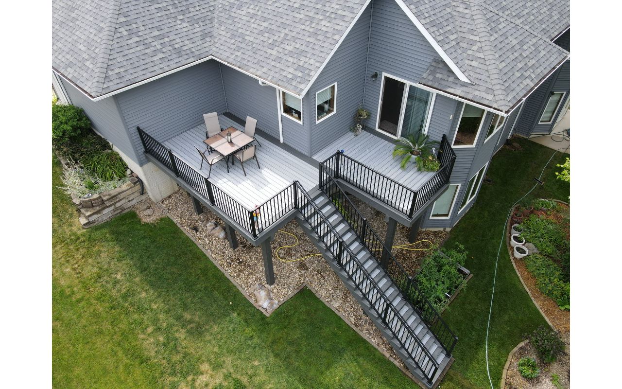 Trex Enhanced Foggy Wharf with Clam Shell border and black Trex Signature railing