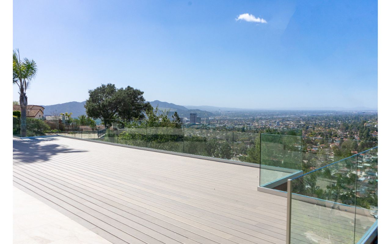 Hillside Trex deck in Biscanye