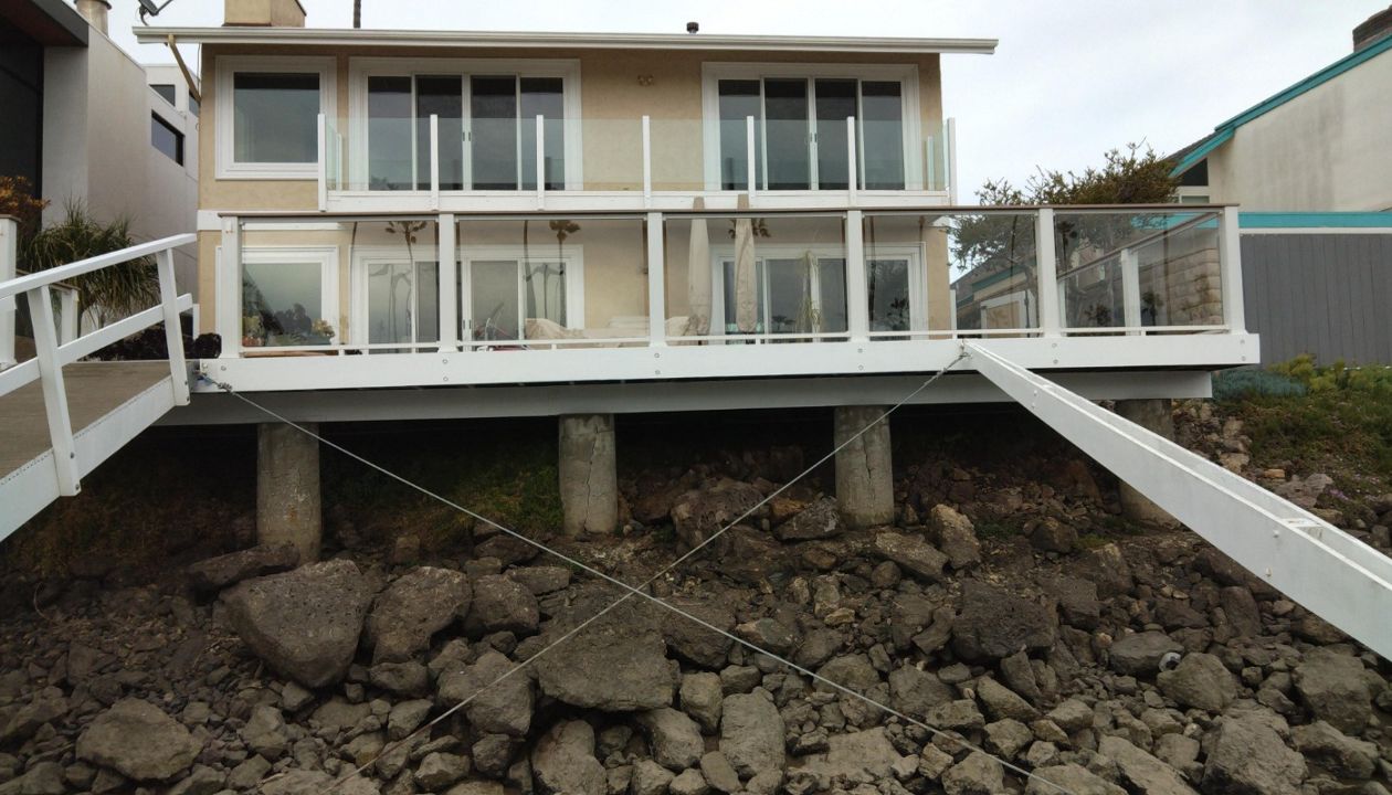 Deck over SEAWALL Trex Signature Glass Ventura