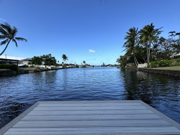 The Kailua deck features Foggy Wharf decking with a Pebble Grey picture frame border and custom steps, designed for a sleek and modern look.
