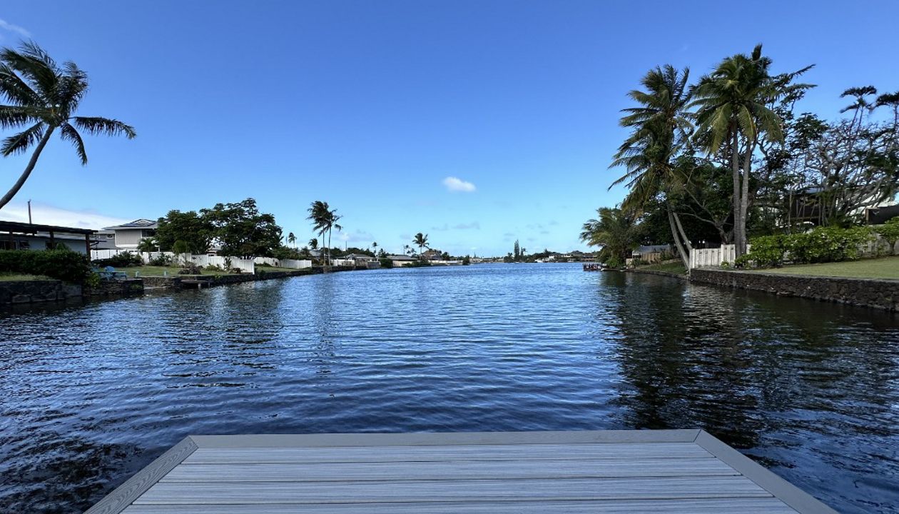 The Kailua deck features Foggy Wharf decking with a Pebble Grey picture frame border and custom steps, designed for a sleek and modern look.
