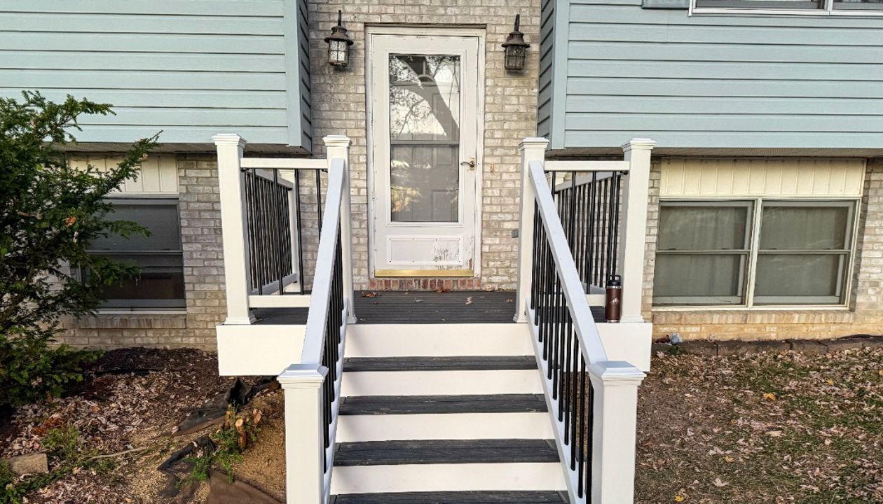 Front Porch - Trex Clam Shell Decking with Trex Select Railings and Trex Fascia