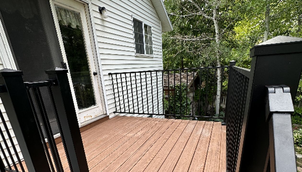 Warm, tropical tones meet modern lines in this beautiful build featuring Trex® Tiki Torch decking and sleek Cinch railing. It’s the perfect blend of natural style and low-maintenance performance — built to stand out and built to last.