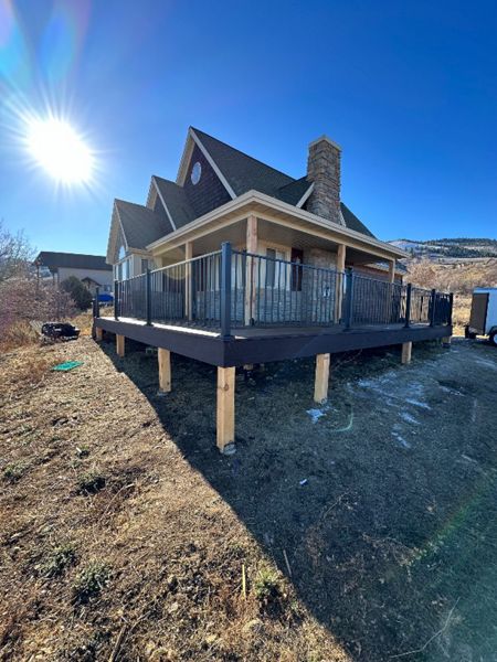 Tucked away in the mountains, this cozy cabin deck features Trex® Select Saddle decking, a Madera picture frame, and Trex® Aluminum Railing, all protected with Trex® Joist Tape for long-lasting performance.