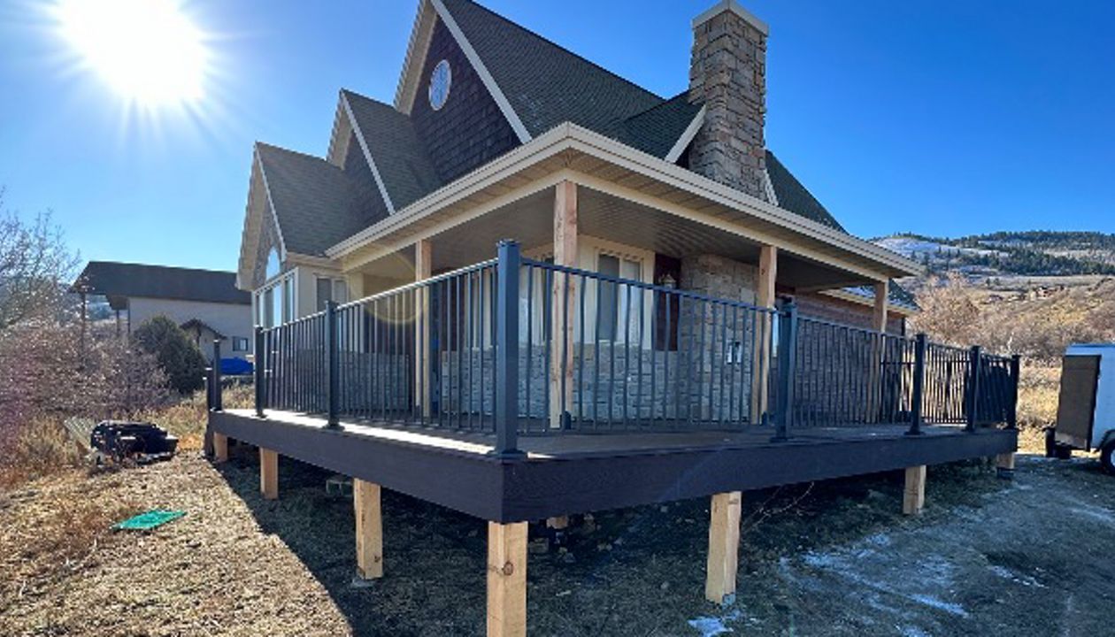 Tucked away in the mountains, this cozy cabin deck features Trex® Select Saddle decking, a Madera picture frame, and Trex® Aluminum Railing, all protected with Trex® Joist Tape for long-lasting performance.