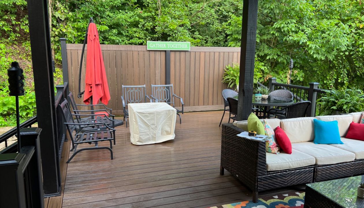 SPICED RUM DECK AND FENCE ALL BLACK RAILING  MORE THAN 30 YEARS CREATIVE IDEAS