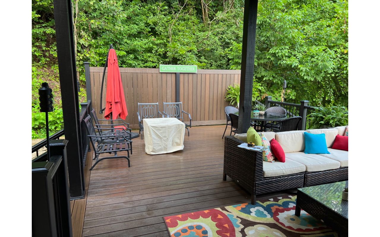 SPICED RUM DECK AND FENCE ALL BLACK RAILING  MORE THAN 30 YEARS CREATIVE IDEAS