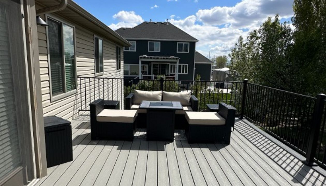 A spacious 300 sq. ft. Trex® Tide Pool deck with Clam Shell picture framing, Trex® Aluminum Railing, and Trex® Joist Tape for lasting strength and style — built for everyday living and long-term performance.