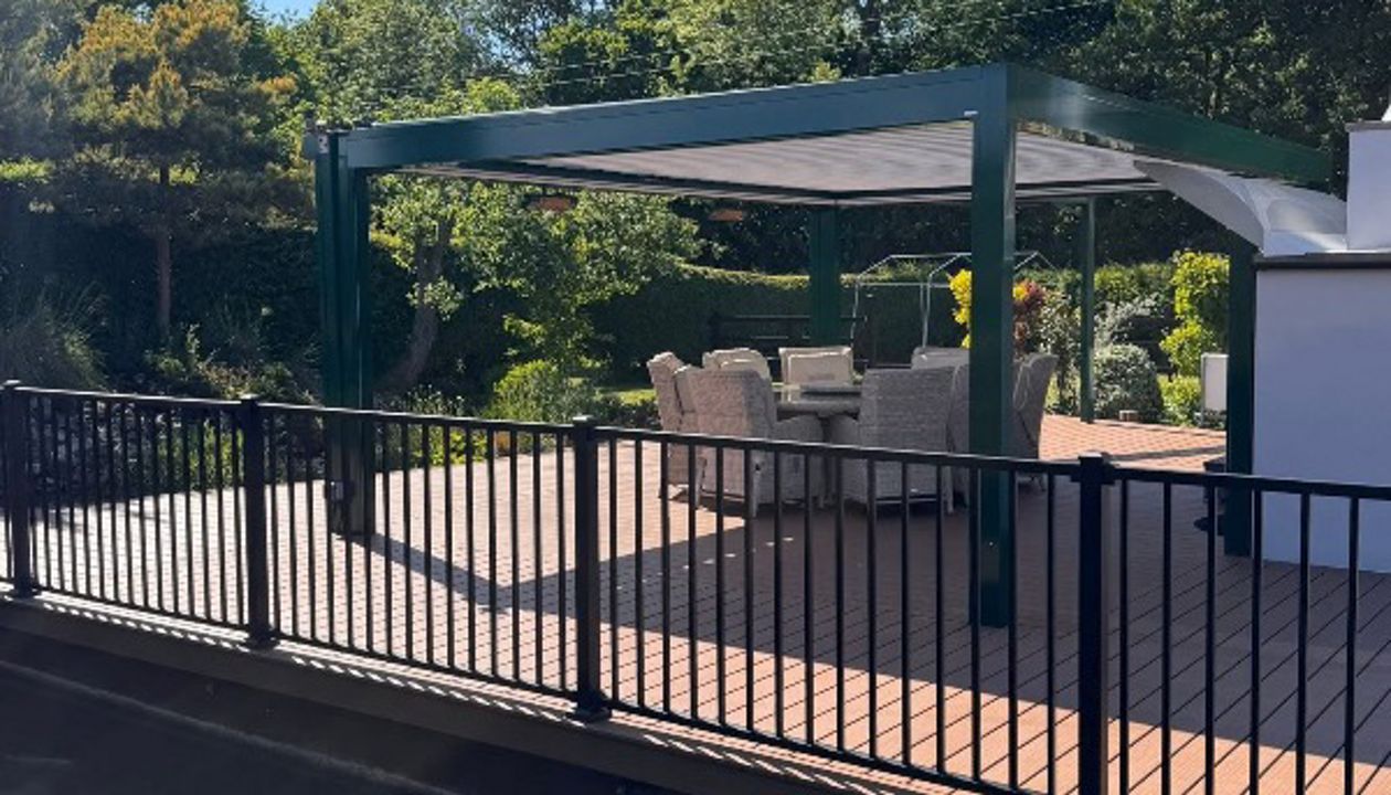 Trex signature Ocracoke decking with trex signature railing in charcoal.