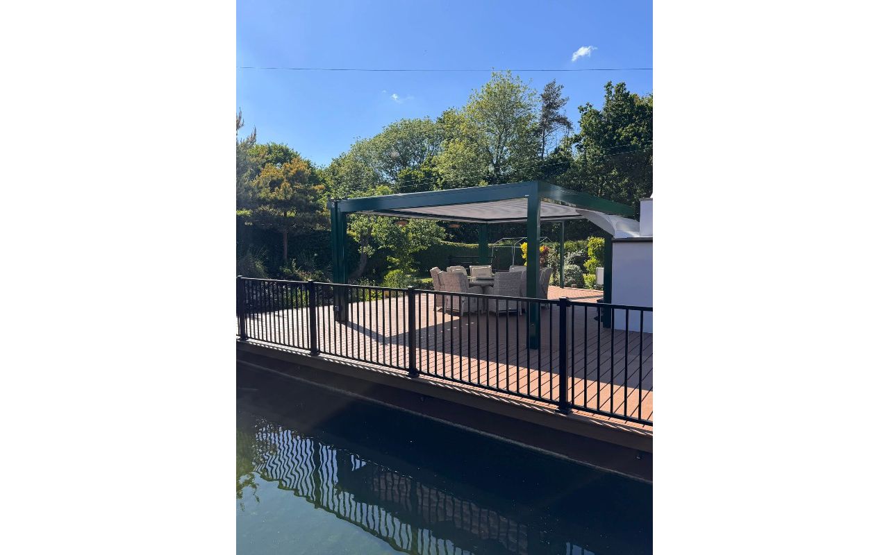 Trex signature Ocracoke decking with trex signature railing in charcoal.
