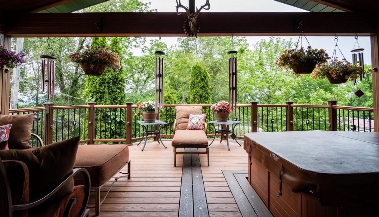 20 x 20 TREX TRANSCEND TIKI TORCH LOTS OF LIGHTS