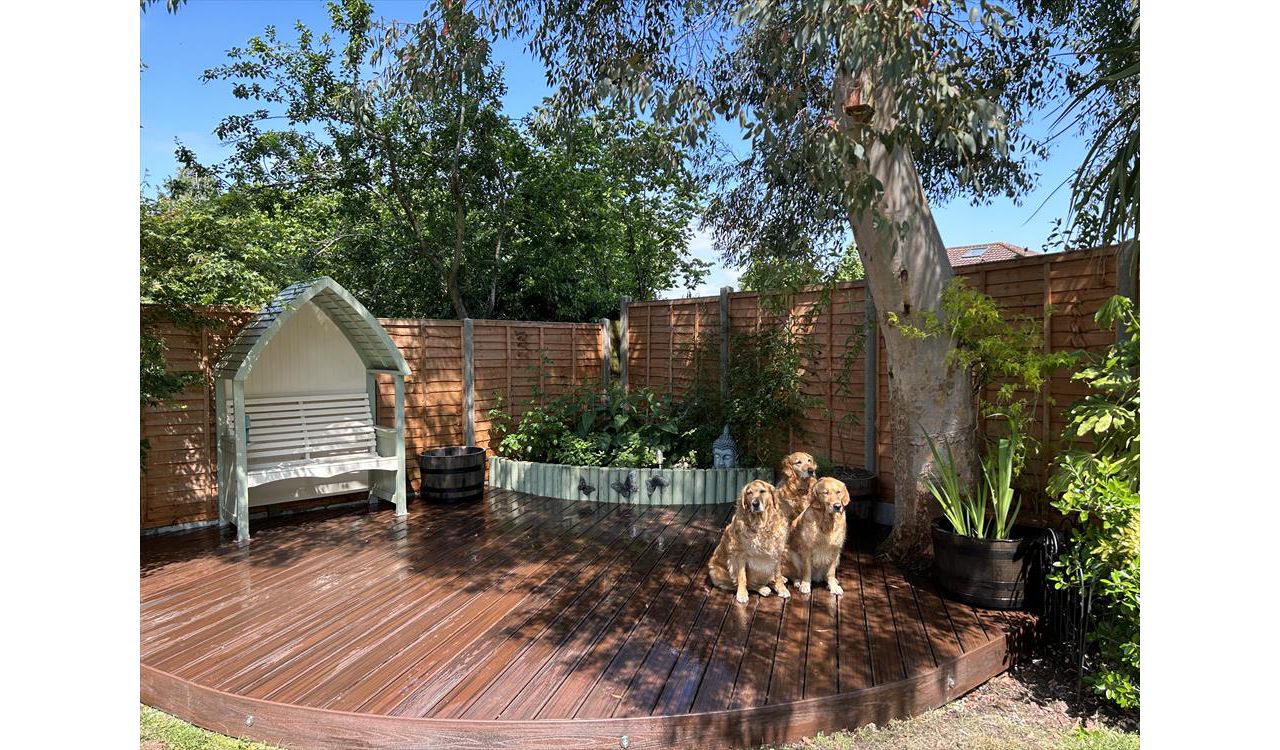 A curved front Trex Transcend Lava Rock deck in Bexley Kent. It's a dog's life!