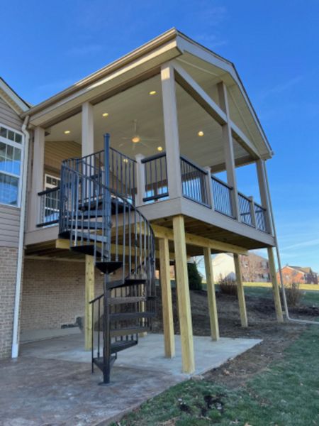 MEGA DECK 20X20 SPIRAL STAIR CASE ALL METAL LIGHTING WRAPPED 6X6 ROOF SUPPORT POSTS AND ROPE SWING FASCIA ALL BLACK RAILING