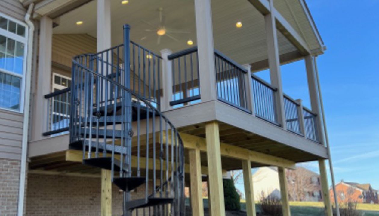 MEGA DECK 20X20 SPIRAL STAIR CASE ALL METAL LIGHTING WRAPPED 6X6 ROOF SUPPORT POSTS AND ROPE SWING FASCIA ALL BLACK RAILING