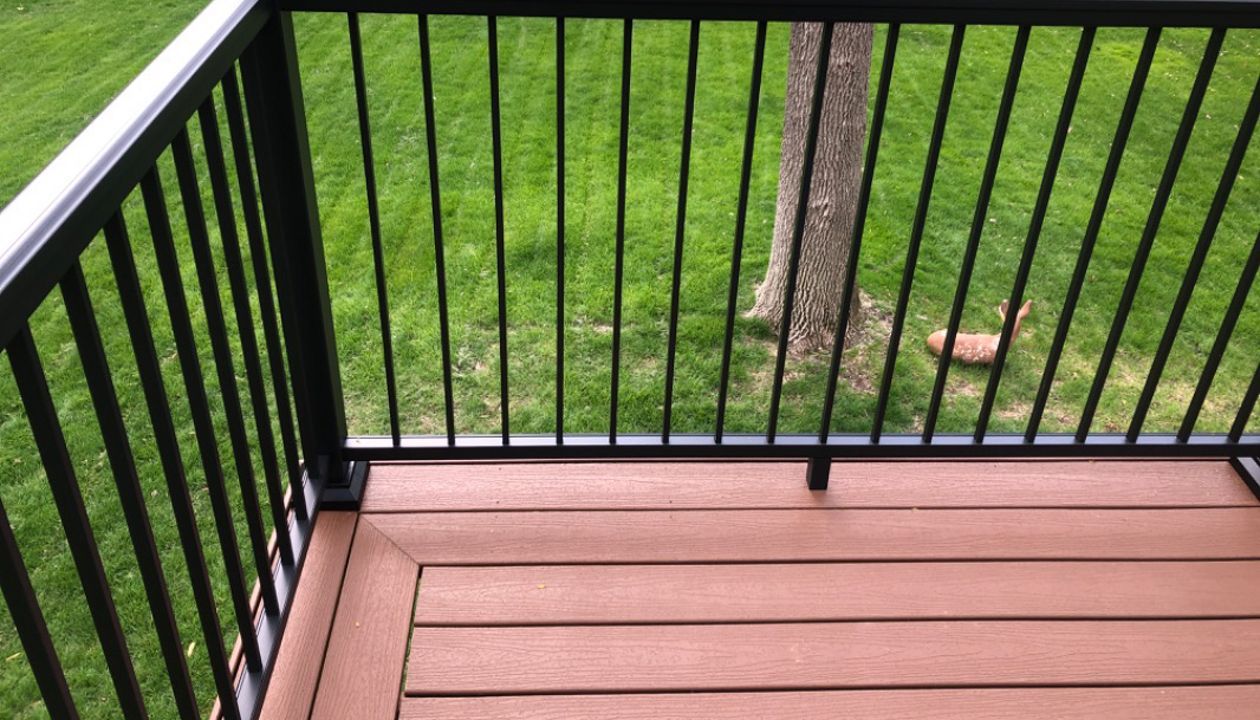 Low Maintenance Trex Composite Decking with Picture Frame Boarders and Low-Maintenance Aluminum Railing