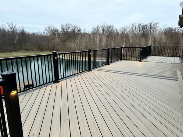 Trex Enhance Honey Grove decking with Trex Clamshell border
