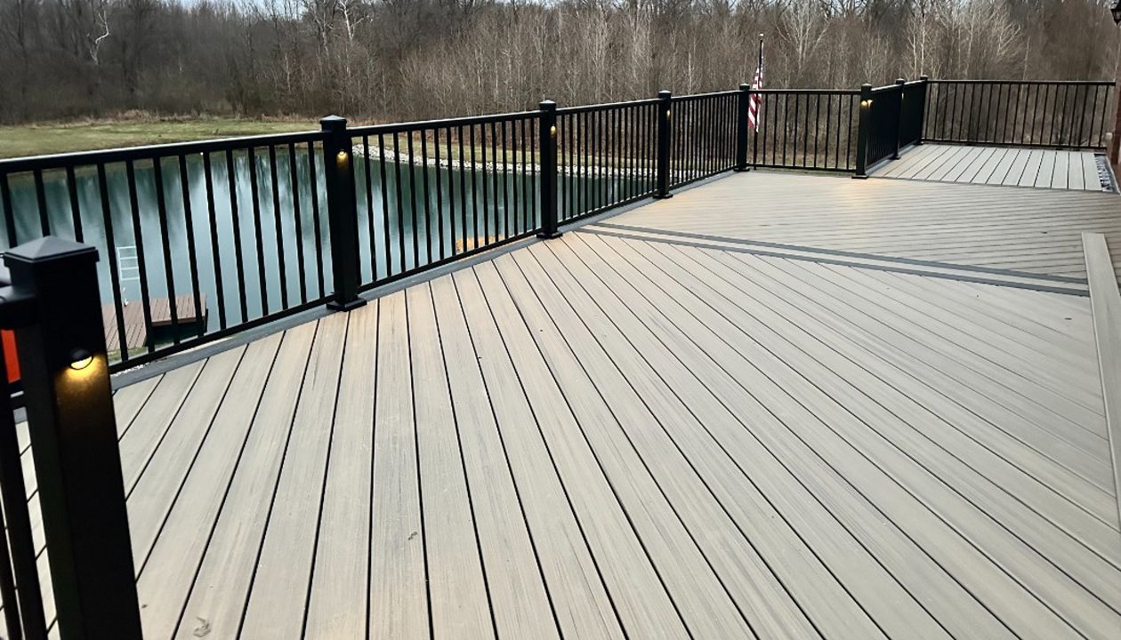 Trex Enhance Honey Grove decking with Trex Clamshell border