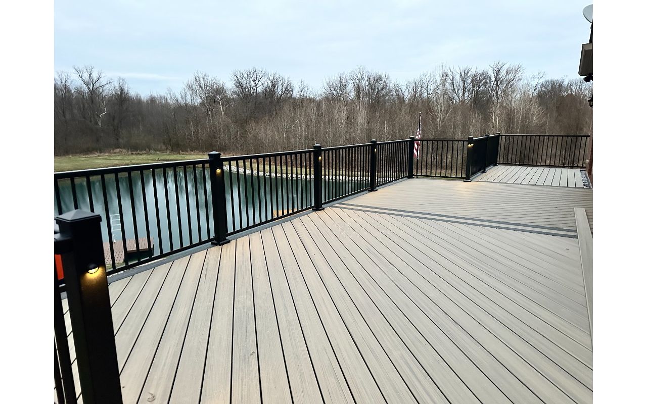 Trex Enhance Honey Grove decking with Trex Clamshell border