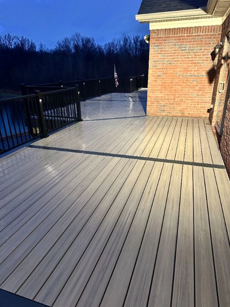 Trex Enhance Honey Grove decking with Trex Clamshell border