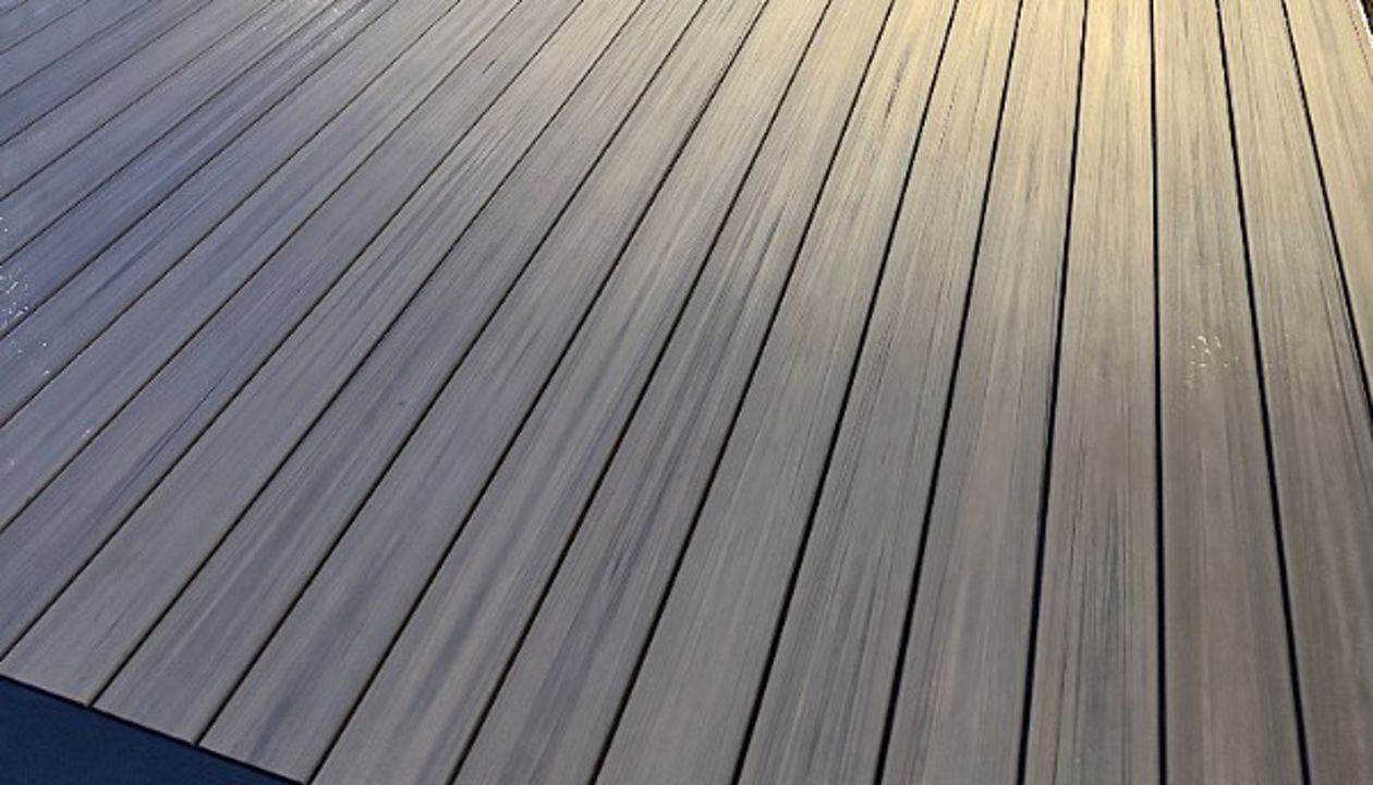 Trex Enhance Honey Grove decking with Trex Clamshell border