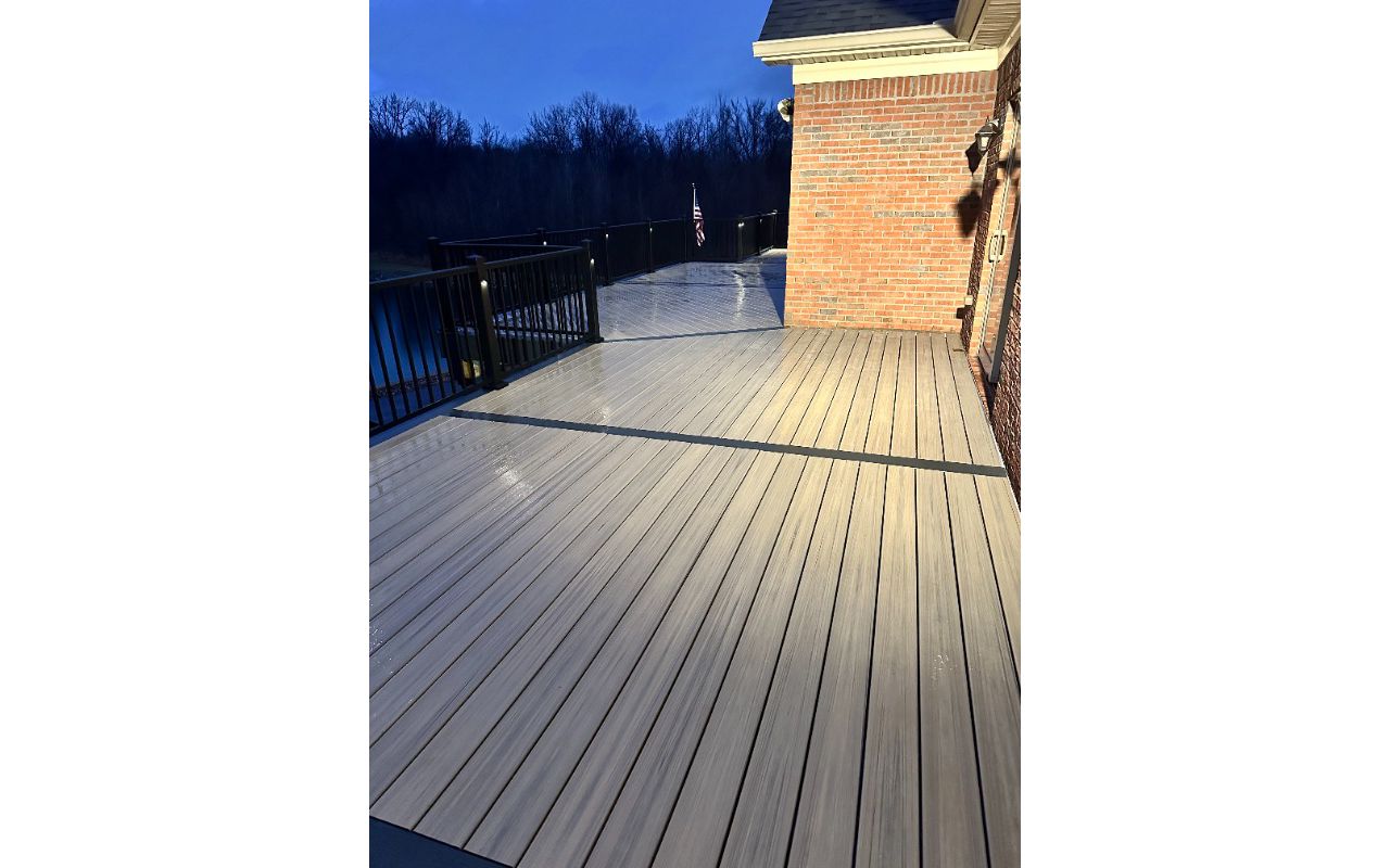 Trex Enhance Honey Grove decking with Trex Clamshell border