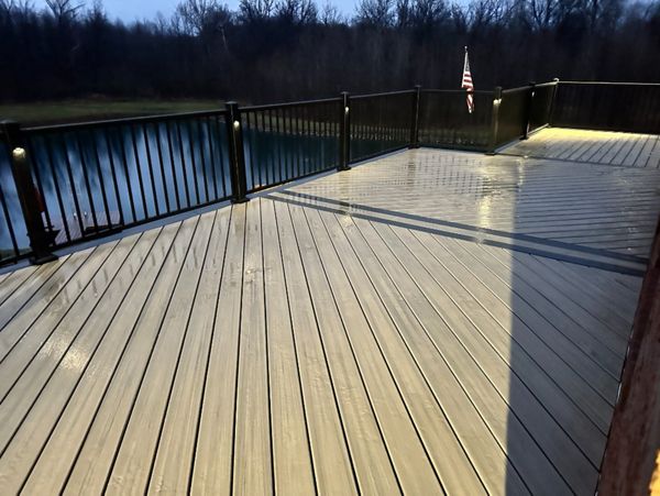Trex Enhance Honey Grove decking with Trex Clamshell border