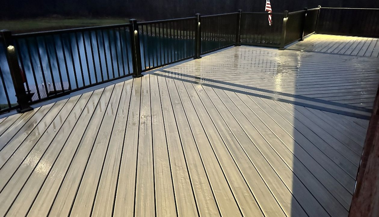 Trex Enhance Honey Grove decking with Trex Clamshell border