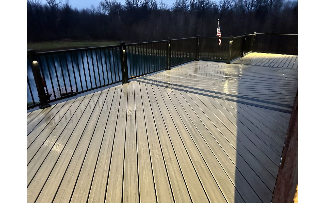 Trex Enhance Honey Grove decking with Trex Clamshell border
