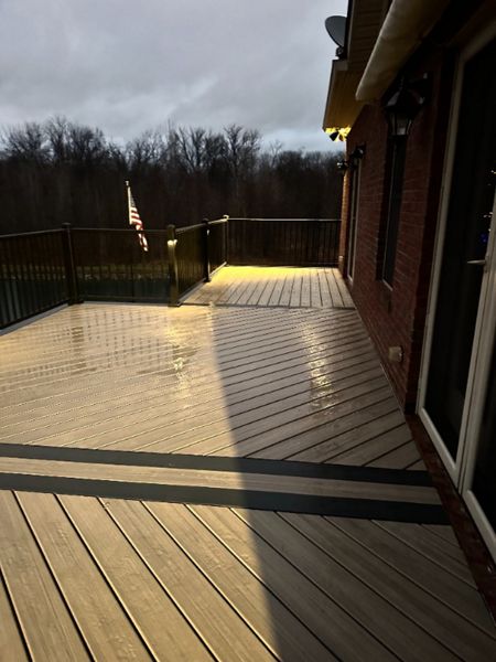Trex Enhance Honey Grove decking with Trex Clamshell border