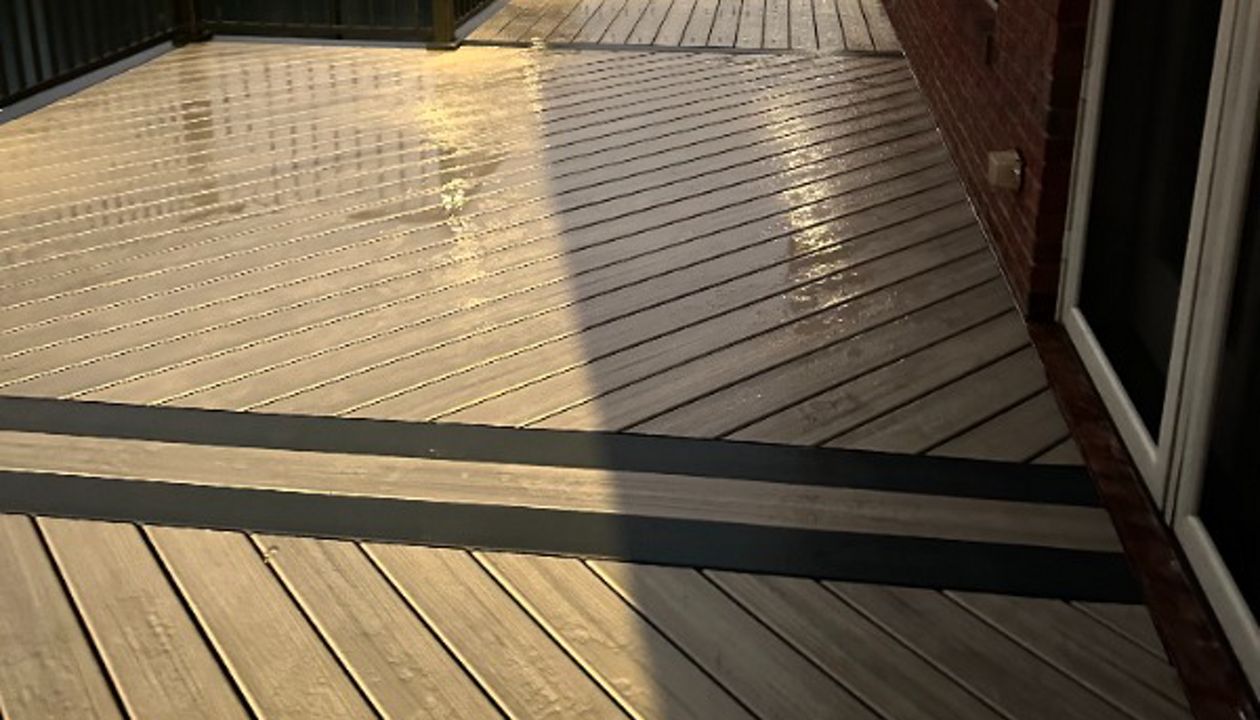 Trex Enhance Honey Grove decking with Trex Clamshell border