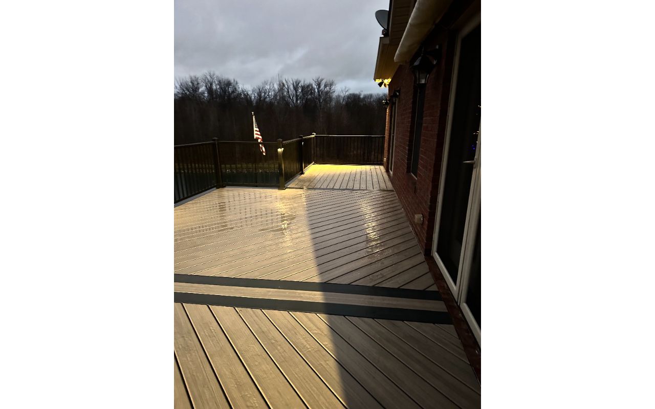 Trex Enhance Honey Grove decking with Trex Clamshell border