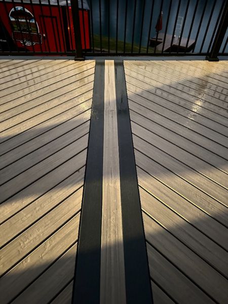 Trex Enhance Honey Grove decking with Trex Clamshell border