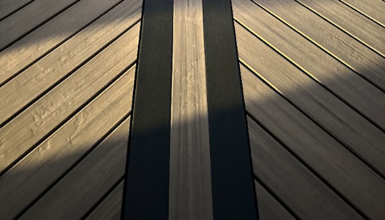 Trex Enhance Honey Grove decking with Trex Clamshell border
