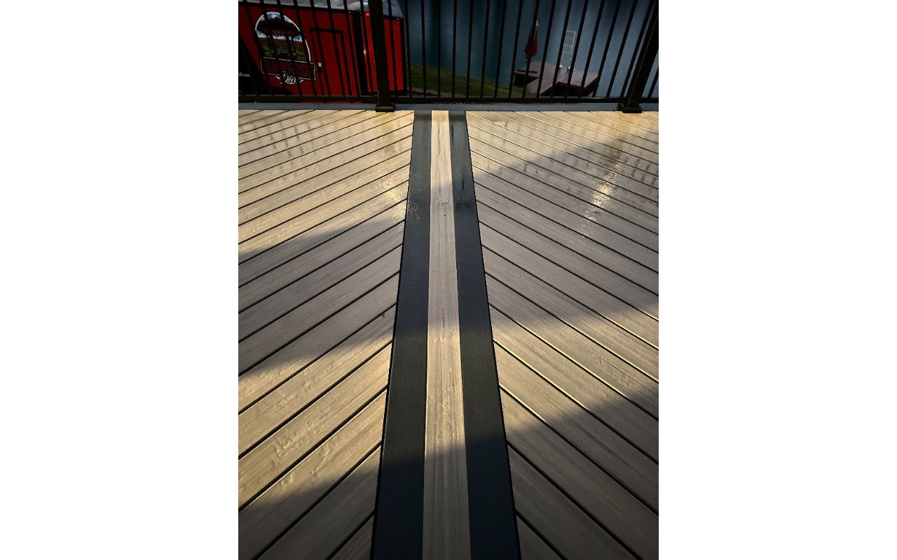 Trex Enhance Honey Grove decking with Trex Clamshell border