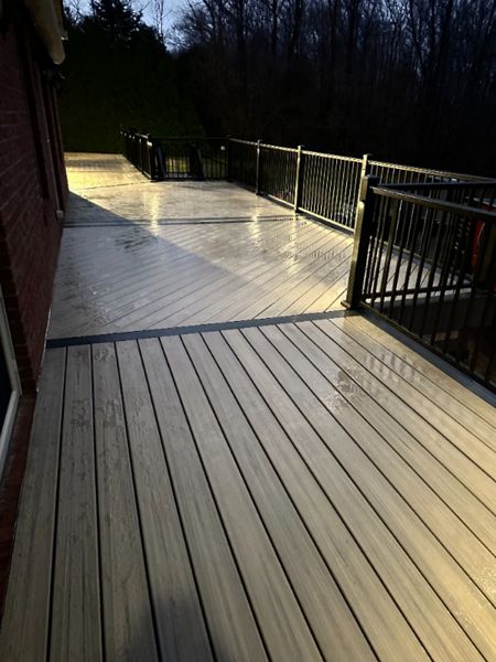 Trex Enhance Honey Grove decking with Trex Clamshell border