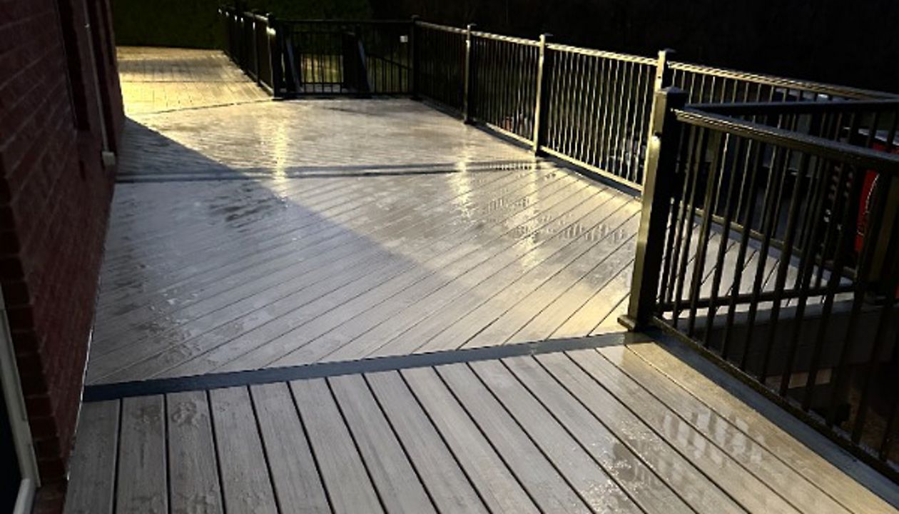 Trex Enhance Honey Grove decking with Trex Clamshell border