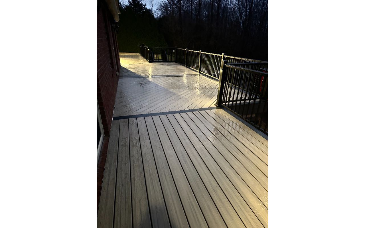 Trex Enhance Honey Grove decking with Trex Clamshell border
