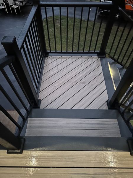 Trex Enhance Honey Grove decking with Trex Clamshell border