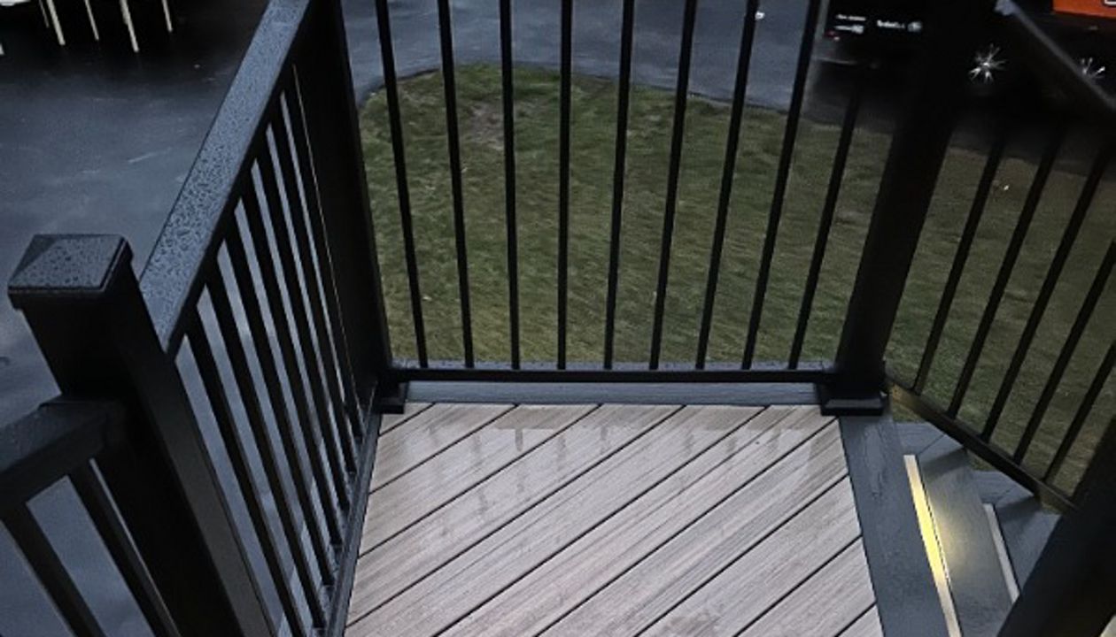 Trex Enhance Honey Grove decking with Trex Clamshell border