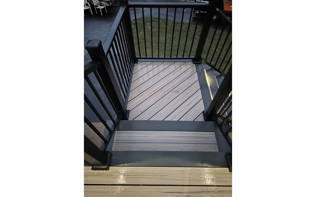 Trex Enhance Honey Grove decking with Trex Clamshell border