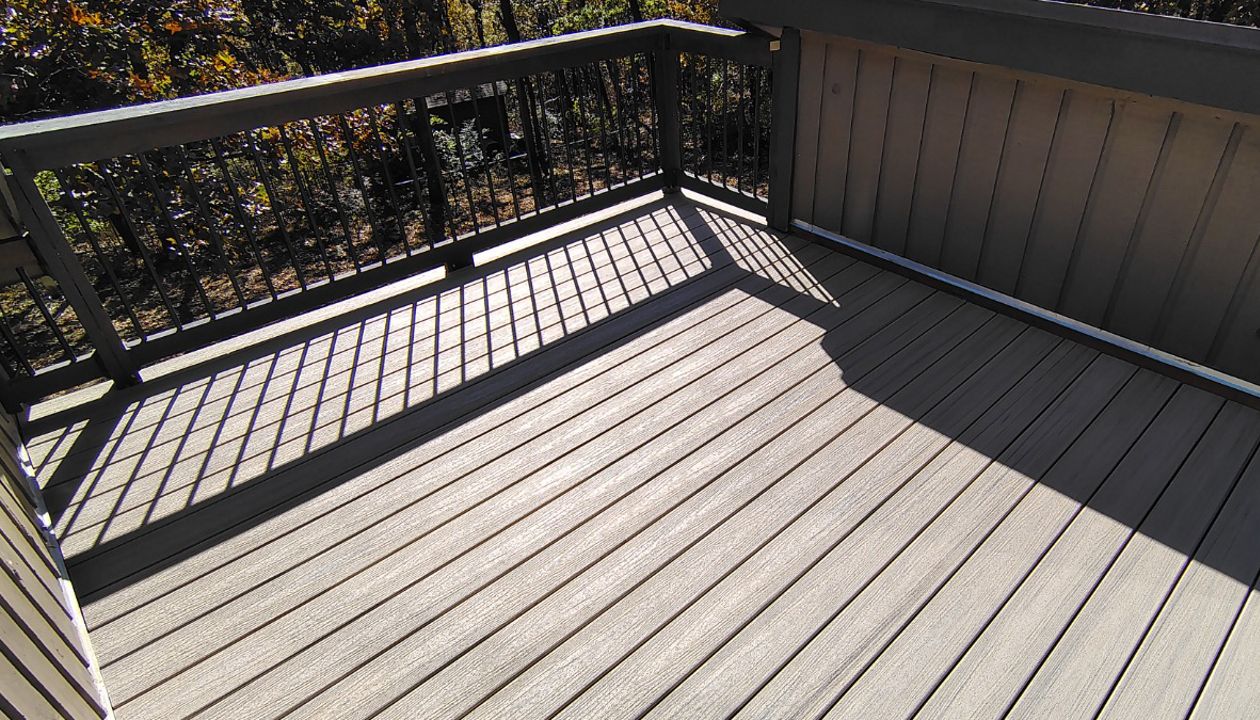 Trex Enhance Naturals decking installation with hidden fasteners in Honey Grove color with heat mitigating technology.