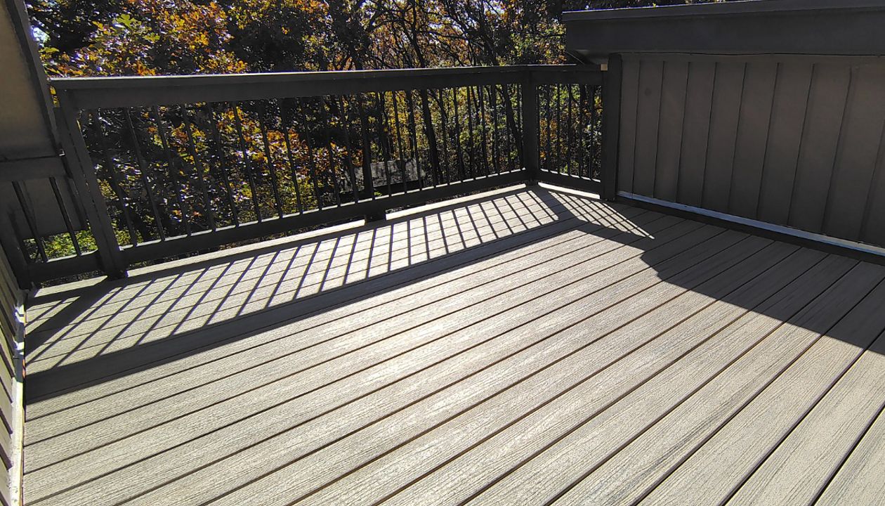 Trex Enhance Naturals decking installation with hidden fasteners in Honey Grove color with heat mitigating technology.