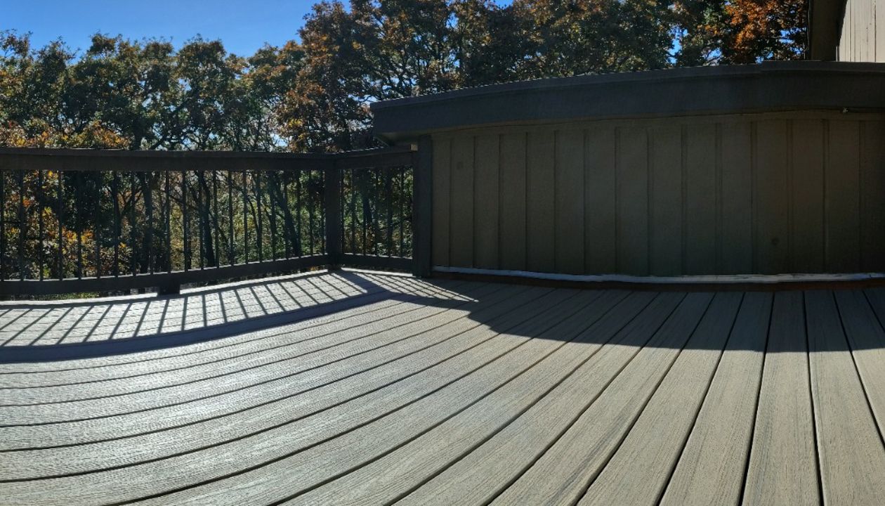 Trex Enhance Naturals decking installation with hidden fasteners in Honey Grove color with heat mitigating technology.
