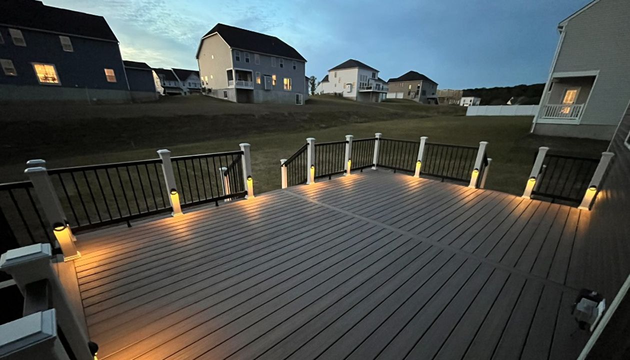 Trex Select Black Railing With White Post Sleeve With Lights