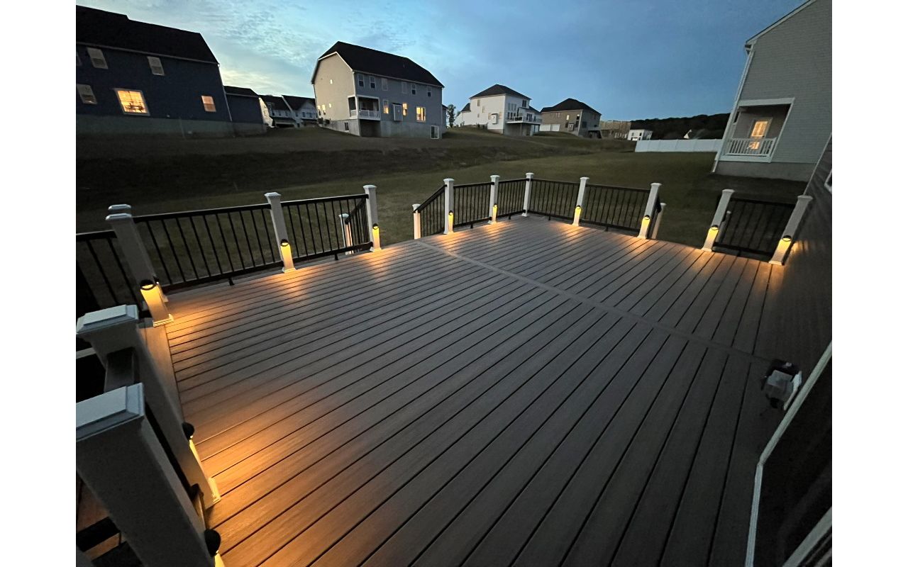 Trex Select Black Railing With White Post Sleeve With Lights