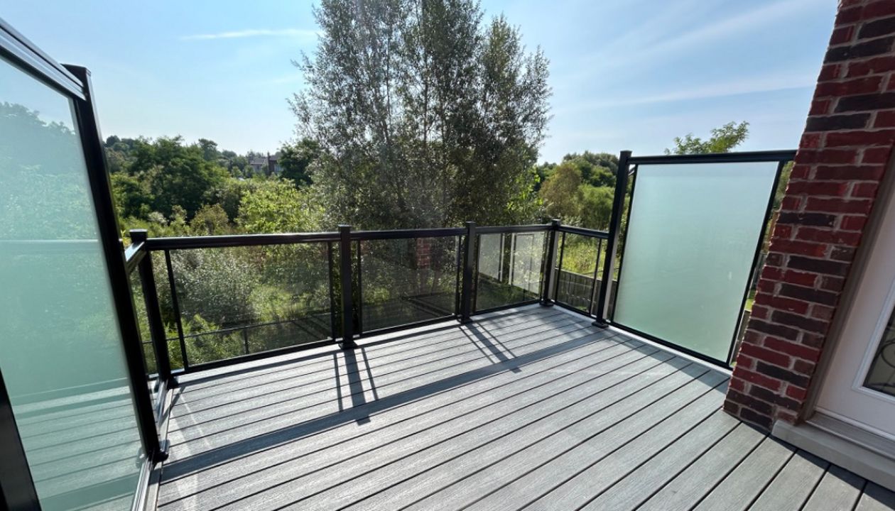 Newman Decks Trex Composite with Aluminum Glass Railings and Privacy Panels