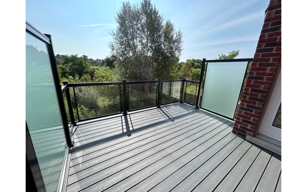 Newman Decks Trex Composite with Aluminum Glass Railings and Privacy Panels