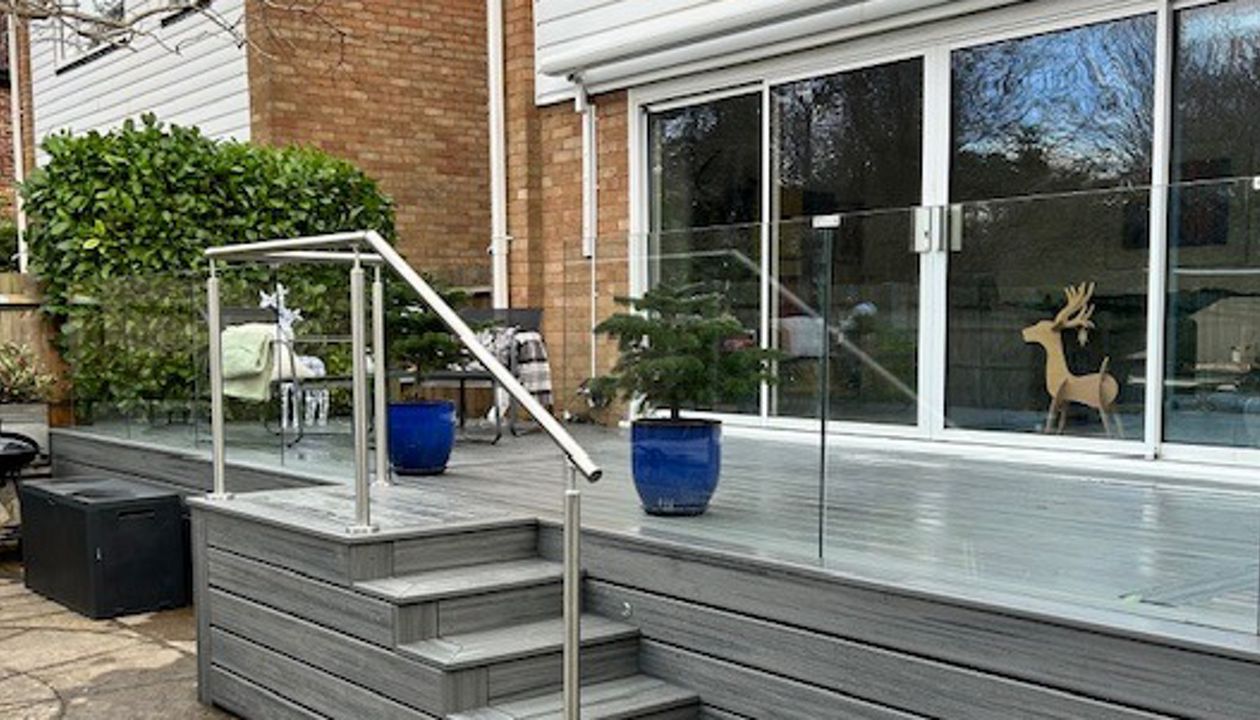 Trex Transcend Tropicals Island mist decking in Bromley BR1. Complemented with frameless glass balustrades and stainless steel handrails for the steps.